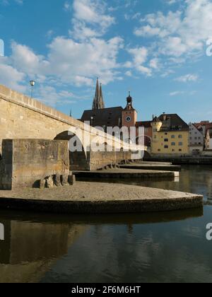 Blick über die Donau auf Regensburg mit Dom St. Peter, Steinerne Brücke, Regensburg, Oberpfalz, Bayern, Deutschland, Europa Blick über den Fluss Dan Stockfoto