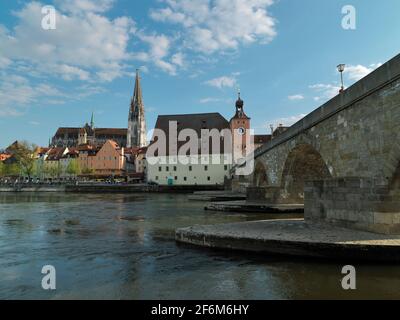 Blick über die Donau auf Regensburg mit Dom St. Peter, Steinerne Brücke, Regensburg, Oberpfalz, Bayern, Deutschland, Europa Blick über den Fluss Dan Stockfoto