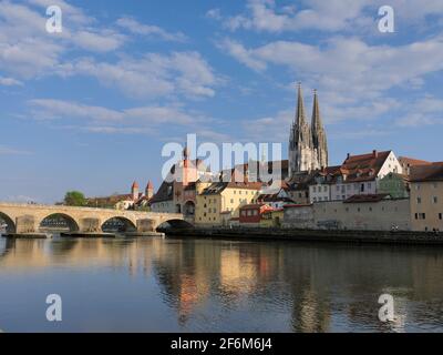 Blick über die Donau auf Regensburg mit Dom St. Peter, Steinerne Brücke, Regensburg, Oberpfalz, Bayern, Deutschland, Europa Blick über den Fluss Dan Stockfoto