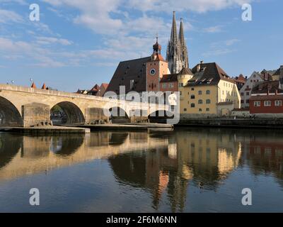 Blick über die Donau auf Regensburg mit Dom St. Peter, Steinerne Brücke, Regensburg, Oberpfalz, Bayern, Deutschland, Europa Blick über den Fluss Danu Stockfoto