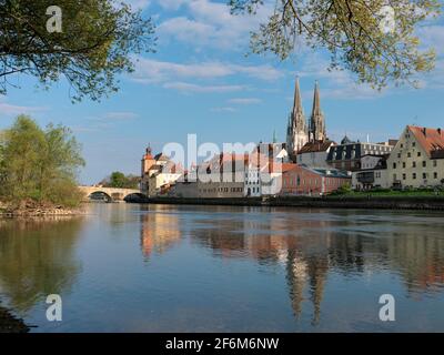 Blick über Donau auf Regensburg mit Dom St. Peter, Steinerne Brücke, Regensburg, Oberpfalz, Bayern, Deutschland, Europa Blick über die Donau Stockfoto