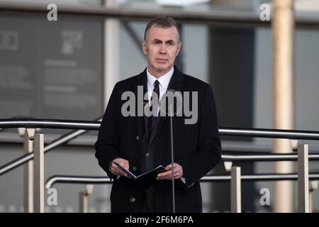 Die Leiterin von Plaid Cymru Adam Price MS spricht während einer nationalen Veranstaltung zum Gedenken an das Coronavirus im Senedd, Cardiff Bay, Wales, Vereinigtes Königreich. Stockfoto