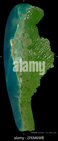 Puttalam, Distrikt von Sri Lanka. Sentinel-2-Satellitenbilder. Form isoliert auf Schwarz. Beschreibung, Lage der Hauptstadt. Enthält modifiziertes Copern Stockfoto