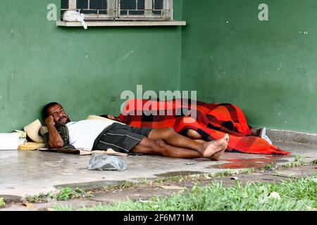 salvador, bahia / brasilien - 28. juli 2011: Bettler wird in einem verlassenen Grundstück in der Stadt Ilheus im Süden Bahia festgehalten. Stockfoto