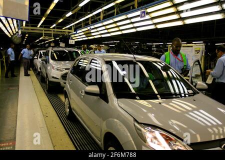 camacari, bahia / brasilien - 12. dezember 2013: Arbeiter werden auf der Montagelinie in der Ford-Fabrik am Industriepol der Stadt Camacari gesehen Stockfoto