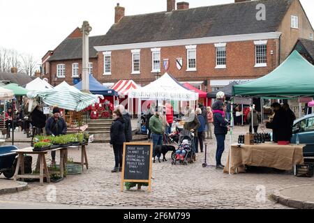 Farmers Sunday Market findet auf dem Market Square, Market Bosworth, Leicestershire statt. Eine typische Kleinstadt englischer Sonntagsmarkt, der Lebensmittel, Getränke, Pflanzen und Gemüse verkauft. Das Bild wurde während der Sperre von Covid aufgenommen, kurz bevor die Beschränkungen in England gelockert wurden. Stockfoto