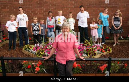 Newton Heath in Manchester bereitet sich auf das britische "Bloom Competition" vor Marlene Garnett, die mit Hilfe von einheimischen Volenteerkindern (ECO YOUTH) viele Stunden auf der Pflege der Gärten, hängenden Körben usw. in Newton Heath Pic David Sandison verbringt Stockfoto