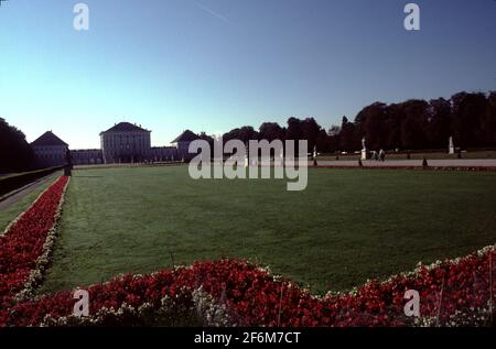 München, Deutschland. 9/12/2000. Schloss Nymphenburg. Erbaut um 1664 bis 1675 mit Zusatzbau bis 1864 durch das Haus Wittelsbach. Mehr als 300.000 Besucher genießen das Hauptgebäude jedes Jahr. Stockfoto