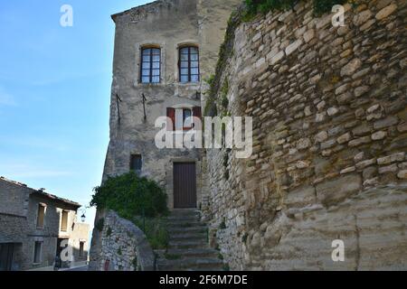 Landhaus im Provençal-Stil im historischen Dorf Bonnieux in Vaucluse, Provence-Alpes-Côte d'Azur Frankreich. Stockfoto