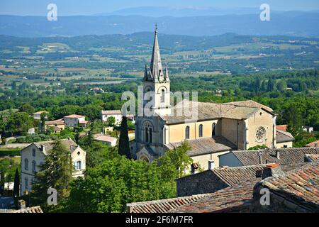 Landschaft mit Panoramablick auf Bonnieux mit der Architektur im Provençal-Stil und der romanischen Kirche in Vaucluse, Provence-Alpes-Côte d'Azur Frankreich. Stockfoto