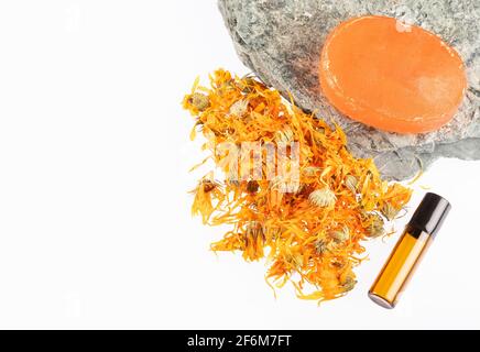 Aromatherapie ätherisches Öl mit Ringelblumen - Calendula officinalis. Weißer Hintergrund Stockfoto