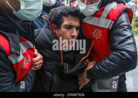 Ein Protestler, der während einer Demonstration zur Unterstützung von Studenten der Bogazici Universität brutal von der Polizei verhaftet wurde. Seit etwa drei Monaten protestieren Studenten der Bogazici University in Kadikoy gegen Melih Bulu, der von Präsident Recep Tayyip Erdogan zum Rektor der Universität ernannt wurde. Die Studenten behaupten, dass die Ernennung rechtswidrig und regierungsfreundlich ist. Stockfoto