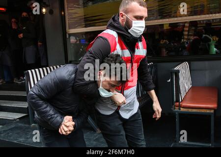 Ein Protestler, der während einer Demonstration zur Unterstützung von Studenten der Bogazici Universität brutal von der Polizei verhaftet wurde. Seit etwa drei Monaten protestieren Studenten der Bogazici University in Kadikoy gegen Melih Bulu, der von Präsident Recep Tayyip Erdogan zum Rektor der Universität ernannt wurde. Die Studenten behaupten, dass die Ernennung rechtswidrig und regierungsfreundlich ist. Stockfoto