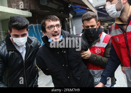 Ein Protestler, der während einer Demonstration zur Unterstützung von Studenten der Bogazici Universität brutal von der Polizei verhaftet wurde. Seit etwa drei Monaten protestieren Studenten der Bogazici University in Kadikoy gegen Melih Bulu, der von Präsident Recep Tayyip Erdogan zum Rektor der Universität ernannt wurde. Die Studenten behaupten, dass die Ernennung rechtswidrig und regierungsfreundlich ist. Stockfoto