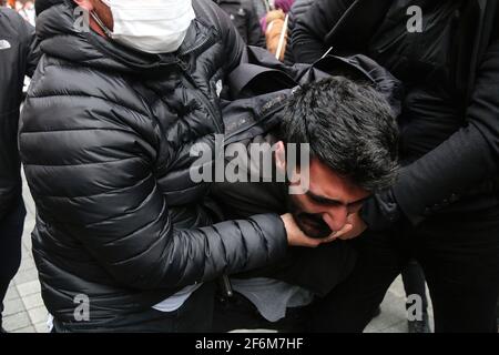 Ein Protestler, der während einer Demonstration zur Unterstützung von Studenten der Bogazici Universität brutal von der Polizei verhaftet wurde. Seit etwa drei Monaten protestieren Studenten der Bogazici University in Kadikoy gegen Melih Bulu, der von Präsident Recep Tayyip Erdogan zum Rektor der Universität ernannt wurde. Die Studenten behaupten, dass die Ernennung rechtswidrig und regierungsfreundlich ist. Stockfoto