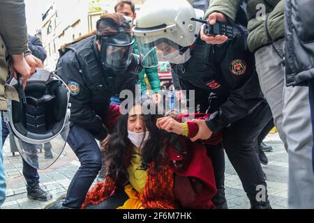 Ein Protestler, der während einer Demonstration zur Unterstützung von Studenten der Bogazici Universität brutal von der Polizei verhaftet wurde. Seit etwa drei Monaten protestieren Studenten der Bogazici University in Kadikoy gegen Melih Bulu, der von Präsident Recep Tayyip Erdogan zum Rektor der Universität ernannt wurde. Die Studenten behaupten, dass die Ernennung rechtswidrig und regierungsfreundlich ist. Stockfoto