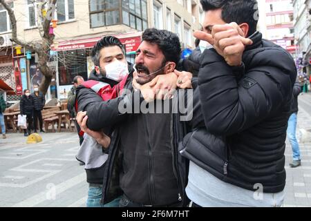 Ein Protestler, der während einer Demonstration zur Unterstützung von Studenten der Bogazici Universität brutal von der Polizei verhaftet wurde. Seit etwa drei Monaten protestieren Studenten der Bogazici University in Kadikoy gegen Melih Bulu, der von Präsident Recep Tayyip Erdogan zum Rektor der Universität ernannt wurde. Die Studenten behaupten, dass die Ernennung rechtswidrig und regierungsfreundlich ist. Stockfoto