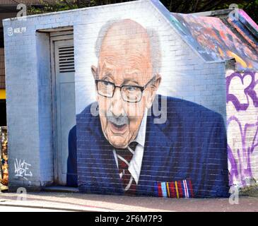 Ein neu geschaffenes Street Art Gemälde von Captain Sir Thomas Moore im Zentrum von Manchester, England, Vereinigtes Königreich. Kapitän Sir Thomas Moore war ein ehemaliger Offizier der britischen Armee, der während der Covid-Pandemie zusammen Geld für NHS-Wohltätigkeitsorganisationen gesammelt hatte, als sein 100. Geburtstag näherte. Als die Kampagne geschlossen hatte er einige £39 Millionen für die Wohltätigkeitsorganisation mit Steuerermäßigungen enthalten gesammelt. Stockfoto