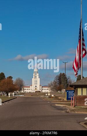 Wheat Ridge, Colorado - das Mausoleum des Tower of Memories in Olinger Cemetery-Crown Hill. Das siebenstöckige Mausoleum wurde 1926 von gotischen Archi entworfen Stockfoto