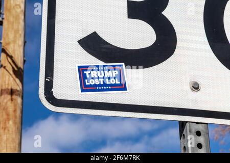 Wheat Ridge, Colorado - EIN Aufkleber mit der Aufschrift „Trump Lost LOL“ auf einem Verkehrsschild in einem Vorort von Denver. Stockfoto