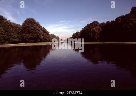 München, Deutschland. 9/12/2000. Schloss Nymphenburg. Erbaut um 1664 bis 1675 mit Zusatzbau bis 1864 durch das Haus Wittelsbach. Mehr als 300.000 Besucher genießen das Hauptgebäude jedes Jahr. Stockfoto