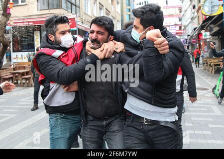 Istanbul, Türkei. April 2021. Ein Protestler, der während einer Demonstration zur Unterstützung von Studenten der Bogazici Universität brutal von der Polizei verhaftet wurde. Seit etwa drei Monaten protestieren Studenten der Bogazici University in Kadikoy gegen Melih Bulu, der von Präsident Recep Tayyip Erdogan zum Rektor der Universität ernannt wurde. Die Studenten behaupten, dass die Ernennung rechtswidrig und regierungsfreundlich ist. (Foto von Hakan Akgun/SOPA Images/Sipa USA) Quelle: SIPA USA/Alamy Live News Stockfoto