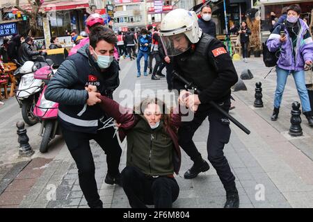 Istanbul, Türkei. April 2021. Ein Protestler, der während einer Demonstration zur Unterstützung von Studenten der Bogazici Universität brutal von der Polizei verhaftet wurde. Seit etwa drei Monaten protestieren Studenten der Bogazici University in Kadikoy gegen Melih Bulu, der von Präsident Recep Tayyip Erdogan zum Rektor der Universität ernannt wurde. Die Studenten behaupten, dass die Ernennung rechtswidrig und regierungsfreundlich ist. (Foto von Hakan Akgun/SOPA Images/Sipa USA) Quelle: SIPA USA/Alamy Live News Stockfoto