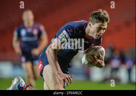 St. Helens, England - 1. April 2021 - Jack Welsby von St. Helens versucht es während der Rugby League Betfred Super League Runde 2 Hull Kingston Rovers vs St. Helens im Totally Wicked Stadium, St. Helens, Großbritannien Dean Williams/Alamy Live News Stockfoto