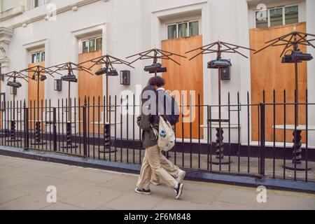 Ein Paar geht am geschlossenen Dean Street Townhouse Hotel und Restaurant in Soho im Zentrum von London vorbei.Pubs, Bars und Restaurants sind seit Dezember 2020 geschlossen und sollen am 12. April für den Außendienst wieder eröffnet werden. Stockfoto