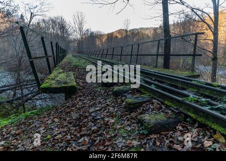 Eine alte, ungenutzte Schmalspurbahnbrücke in den Bieszczady Bergen. Bieszczady, Polen, Europa Stockfoto