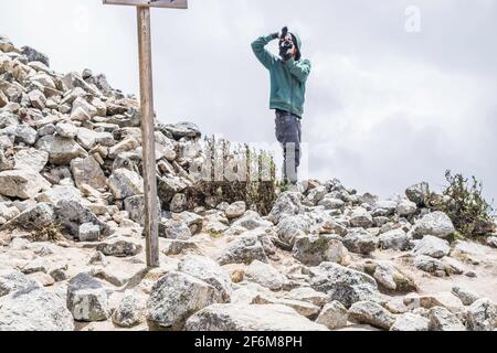 Backpacker fotografieren auf dem Weg nach Machu Picchu weiter Der Salkantay Trek Stockfoto