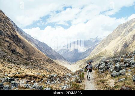 Backpacking auf dem Weg nach Machu Picchu auf dem Salkantay Trek, Peru. Stockfoto