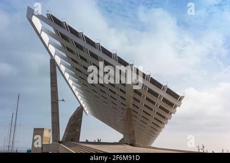 Sonnenkollektoren im Hafen von Barcelona, spanien Stockfoto