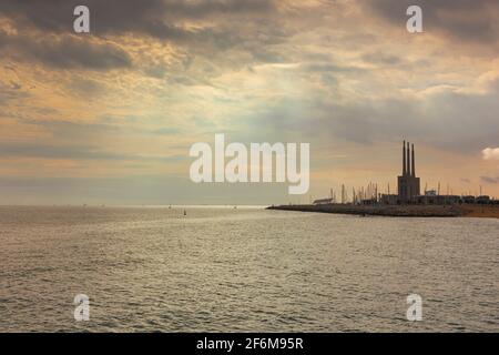 Meereslandschaft im Mittelmeer mit Blick auf eine alte Stilles Wärmekraftwerk für die Stromerzeugung in Barcelona Stockfoto