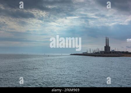 Meereslandschaft im Mittelmeer mit Blick auf eine alte Stilles Wärmekraftwerk für die Stromerzeugung in Barcelona Stockfoto