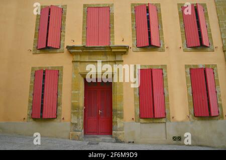 Malerische Außenansicht eines typischen Gebäudes im Provençal-Stil in Cadenet, einer Gemeinde im Département Vaucluse, Provence-Alpes-Côte d'Azur, Frankreich. Stockfoto