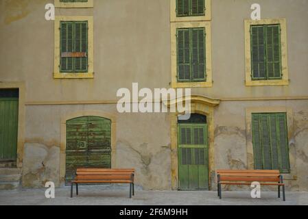 Malerische Außenansicht eines typischen Gebäudes im Provençal-Stil in Cadenet, einer Gemeinde im Département Vaucluse, Provence-Alpes-Côte d'Azur, Frankreich. Stockfoto