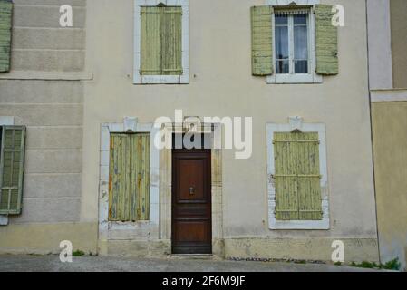 Malerische Außenansicht eines typischen Gebäudes im Provençal-Stil in Cadenet, einer Gemeinde im Département Vaucluse, Provence-Alpes-Côte d'Azur, Frankreich. Stockfoto