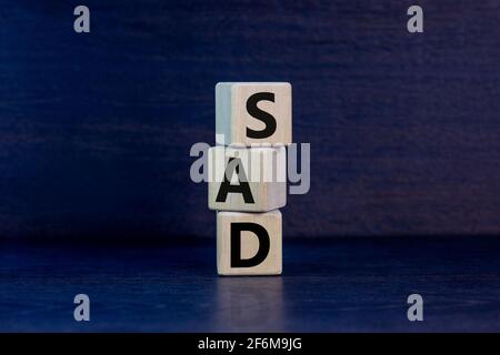 TRAURIG, soziale Angst Störung Symbol. Konzept Worte "TRAURIG, soziale Angststörung" auf Würfel auf einem schönen grauen Hintergrund. Medizinische, psychologische und Stockfoto