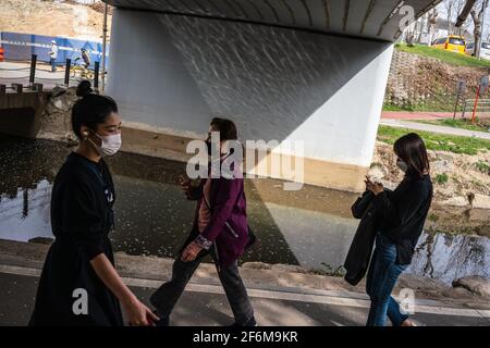 Seoul, Südkorea. April 2021. Frauen mit Gesichtsmasken als vorbeugende Maßnahme gegen die Ausbreitung des Coronavirus gehen auf der Straße (Foto: Simon Shin/SOPA Images/Sipa USA) Quelle: SIPA USA/Alamy Live News Stockfoto