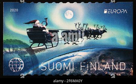 Der Weihnachtsmann fliegt auf seinem Schlitten in finnischer Briefmarke Stockfoto