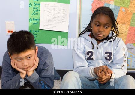 Unabhängige Grundschule Klasse 4 Alter 9-10 Junge und Mädchen hören Anweisungen, Junge das Kinn auf die Hände
