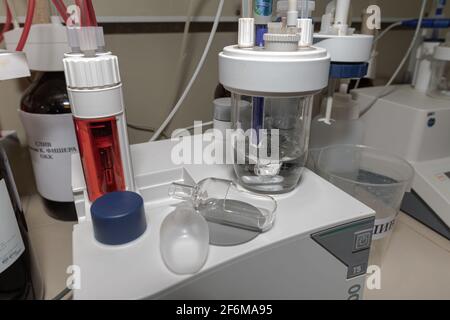 Durchführung chemischer und biologischer Experimente im Labor. Stockfoto