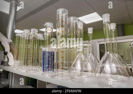 Die sauberen Laborutensilien. Stockfoto