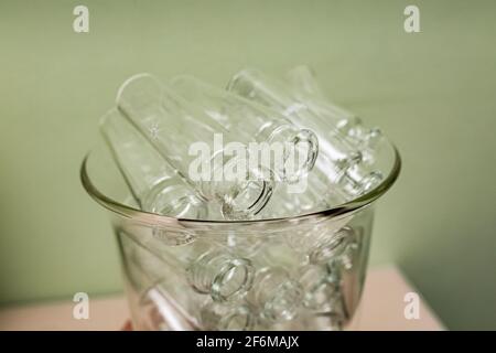 Die sauberen Laborutensilien. Stockfoto