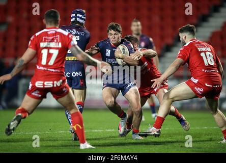 St Helens' Jack Welsby wurde von Hull Kingston Rovers' Greg Minikin während des Betfred Super League-Spiels im total Wicked Stadium, St. Helens, angegangen. Bilddatum: Donnerstag, 1. April 2021. Stockfoto