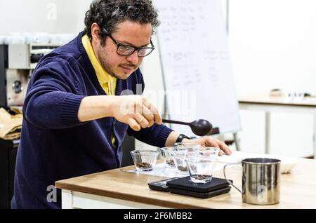 Der professionelle Barista testet den Geschmack eines neuen Kaffees. Stockfoto