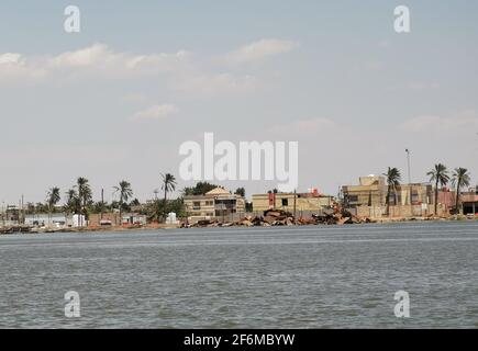 basra, Irak - 27. april 2018: Foto eines Bootes im Fluss in der Stadt basra Stockfoto