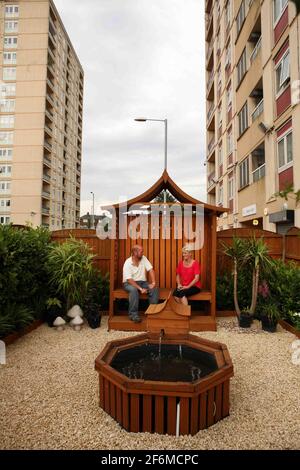 Newton Heath in Manchester bereitet sich auf die Beurteilung im Britain in Bloom Competition vor. Hilda Heydon in den Gärten des Turmblock, in dem sie wohnt. Bewohner haben sich in der Pflege der Gärten pic David Sandison zusammen Stockfoto