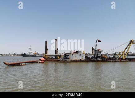 basra, Irak - 27. april 2018: Foto eines Bootes im Fluss in der Stadt basra Stockfoto